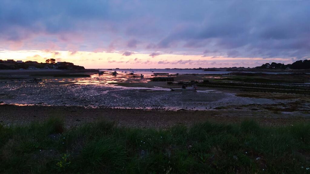 Coucher de soleil au camping de Plougrescant