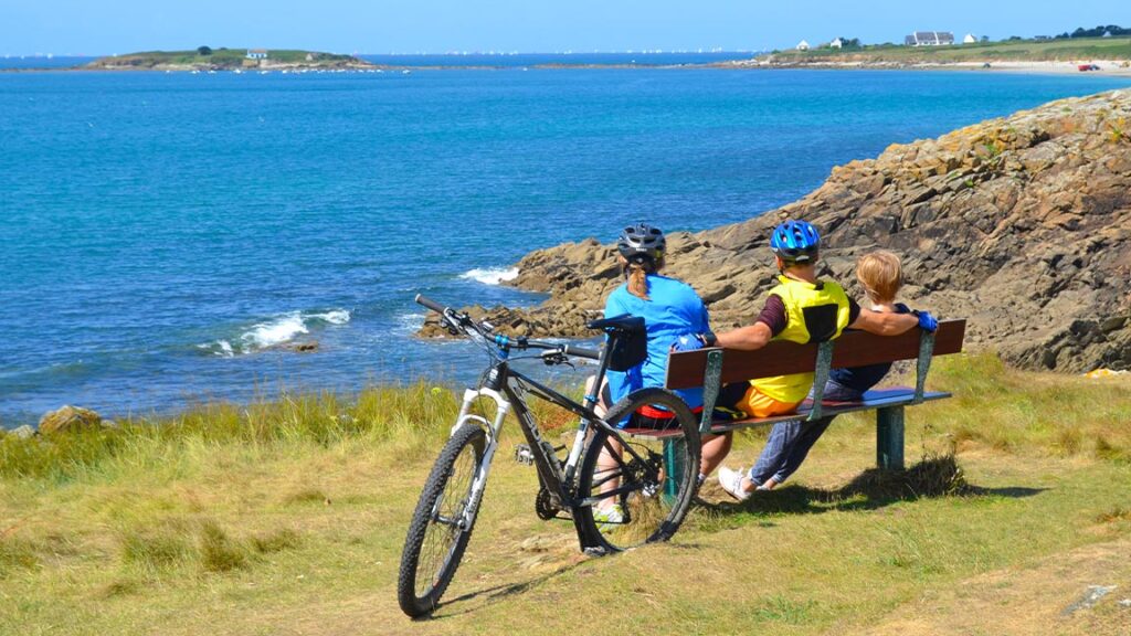 Randonneurs GR34 à Plougrescant. Sentier des douanniers. Location vélos